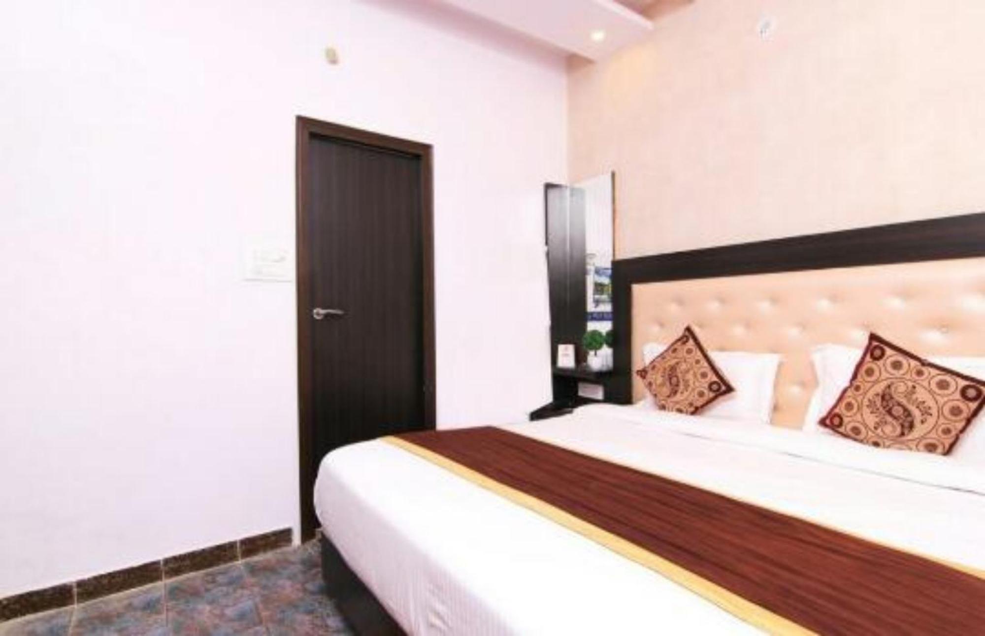 Grg Rajput Charbagh Near Sudarshan Cinema Hall & Juction Railway Station 550m Homestay Lucknow